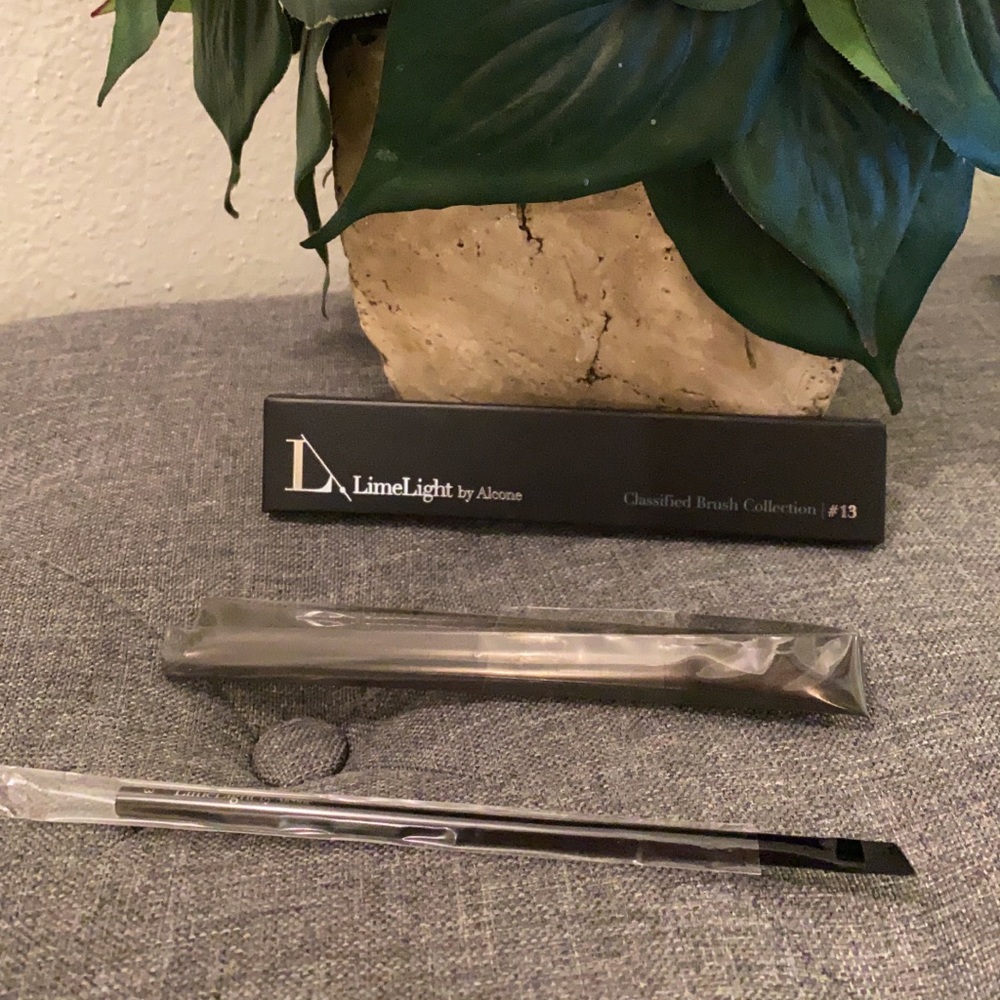 LimeLight by Alcone #13 Angled Liner Brush